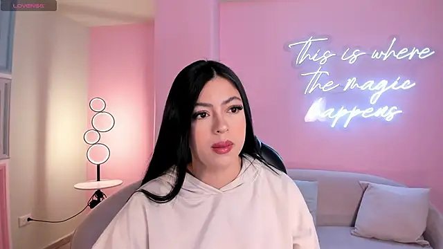 Snapshot of NataliaGaret chatting on December 18, 2:06 am NataliaGaret online show from December 18, 2:06 am