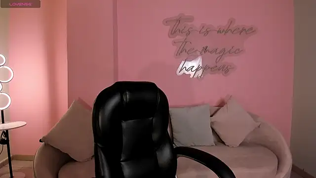 Snapshot of NataliaGaret chatting on December 20, 1:45 am NataliaGaret online show from December 20, 1:45 am