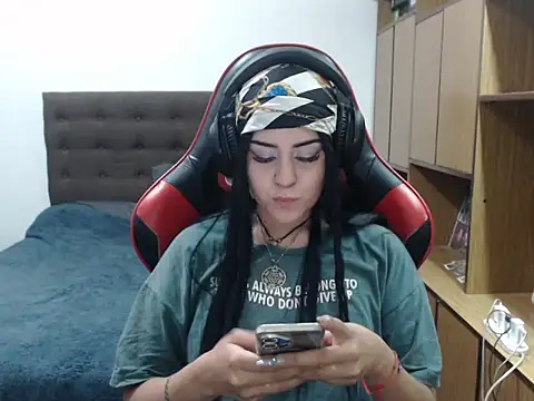 Snapshot of bluegoddessstoned chatting on December 16, 8:47 pm bluegoddessstoned online show from December 16, 8:47 pm