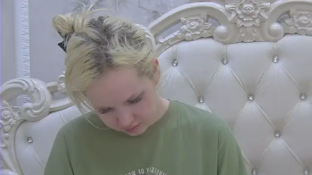 EllieFrosty  online show from June 21, 11:40 pm