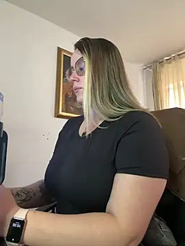 Snapshot of CurvyLust_x chatting on May 28, 3:31 pm CurvyLust x online show from May 28, 3:31 pm
