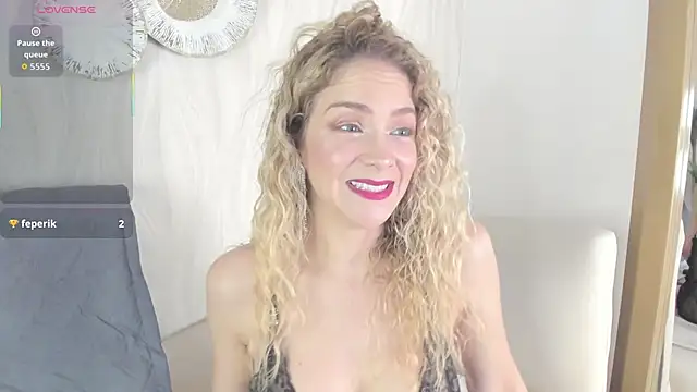 Snapshot of Velora__ chatting on November 3, 3:41 am Velora online show from November 3, 3:41 am