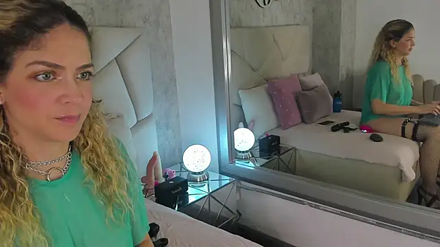 Snapshot of Velora__ chatting on December 5, 3:48 am Velora online show from December 5, 3:48 am