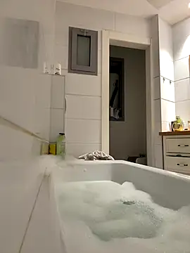 husbandandwifetobe online show from October 18, 7:03 pm