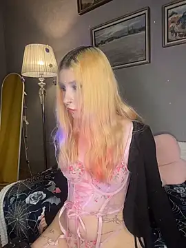 Snapshot of VelvetBlitz chatting on November 21, 3:44 pm VelvetBlitz online show from November 21, 3:44 pm