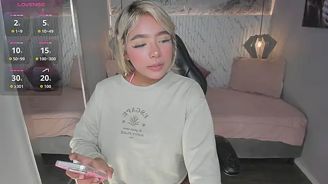 Emilly mell online show from December 15, 12:09 pm