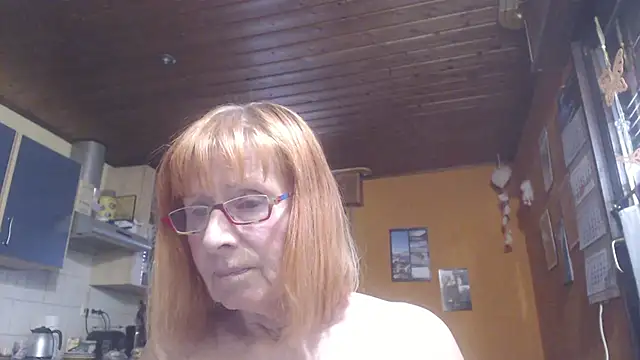Snapshot of SexySilvie chatting on June 24, 11:09 am SexySilvie online show from June 24, 11:09 am