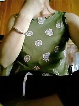 Snapshot of lucybaby00 chatting on June 25, 5:23 am lucybaby00 online show from June 25, 5:23 am
