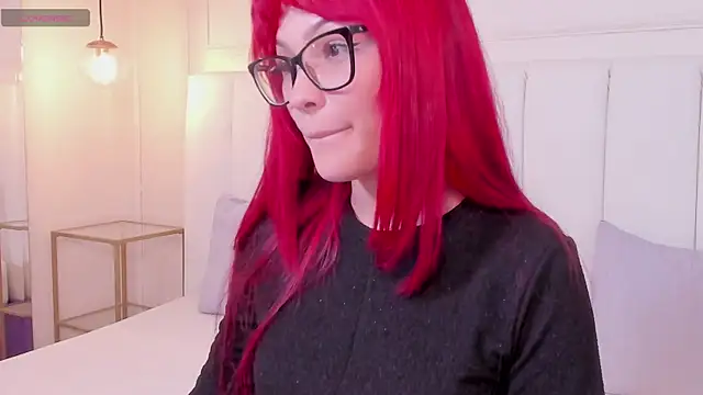 mae lyra online show from February 4, 9:31 pm