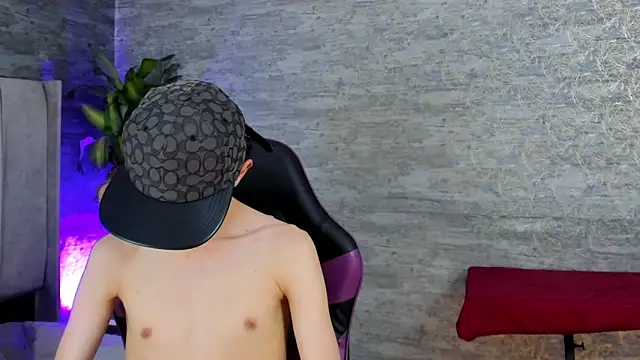 ArthurCox online show from November 14, 5:33 pm