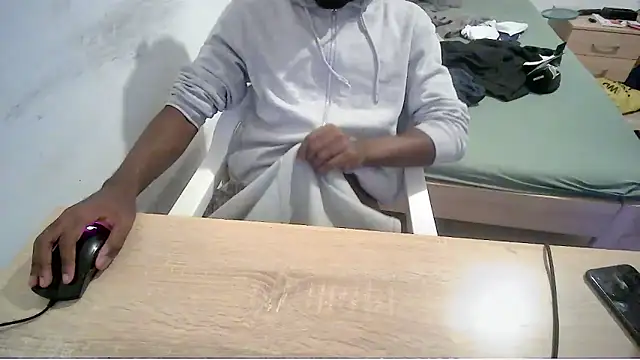 Snapshot of junior21m chatting on December 15, 11:31 pm junior21m online show from December 15, 11:31 pm