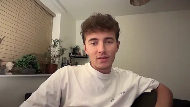 Snapshot of luciancrowe chatting on February 5, 1:43 am luciancrowe online show from February 5, 1:43 am