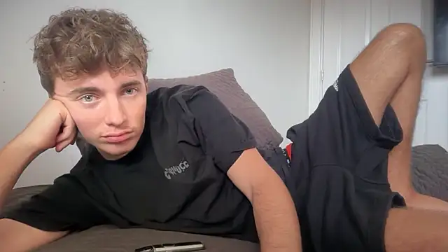 Snapshot of luciancrowe chatting on February 6, 12:19 pm luciancrowe online show from February 6, 12:19 pm