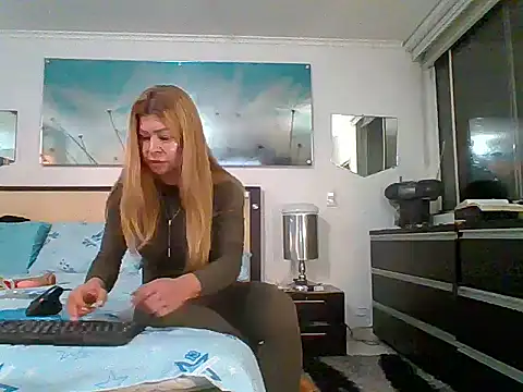 Snapshot of Mirianzapata_1 chatting on October 31, 6:47 am Mirianzapata 1 online show from October 31, 6:47 am