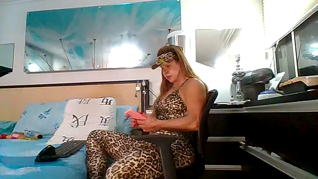 Snapshot of Mirianzapata_1 chatting on November 18, 12:27 am Mirianzapata 1 online show from November 18, 12:27 am