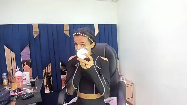 Aisha hotts777 online show from April 22, 3:31 am