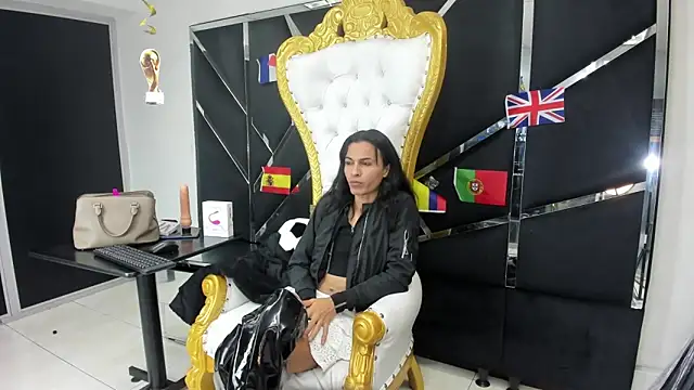 Snapshot of Aisha_hotts777 chatting on June 20, 8:00 pm Aisha hotts777 online show from June 20, 8:00 pm
