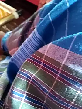 Snapshot of dolphiinn chatting on November 23, 2:33 am dolphiinn online show from November 23, 2:33 am