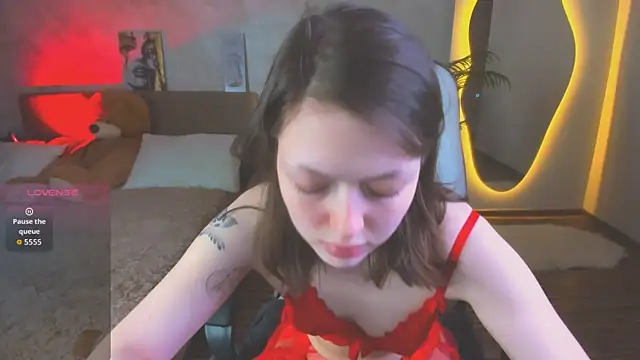 Lunar Lily online show from April 25, 5:43 am