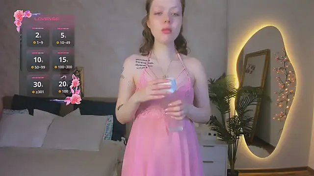 Snapshot of Lunar_Lily chatting on June 19, 5:01 am Lunar Lily online show from June 19, 5:01 am