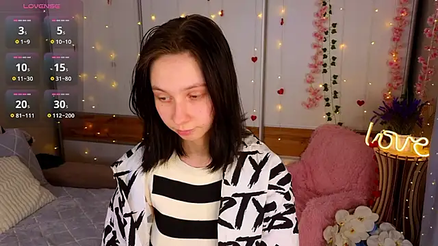 SuzanneHowse online show from March 14, 4:45 pm