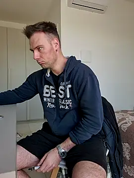 mrlyuis online show from April 22, 8:39 am