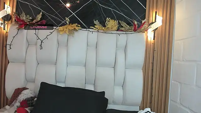 kristal joi dl online show from December 17, 1:06 pm