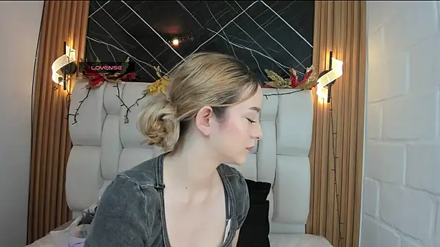 kristal joi dl online show from December 19, 1:18 pm