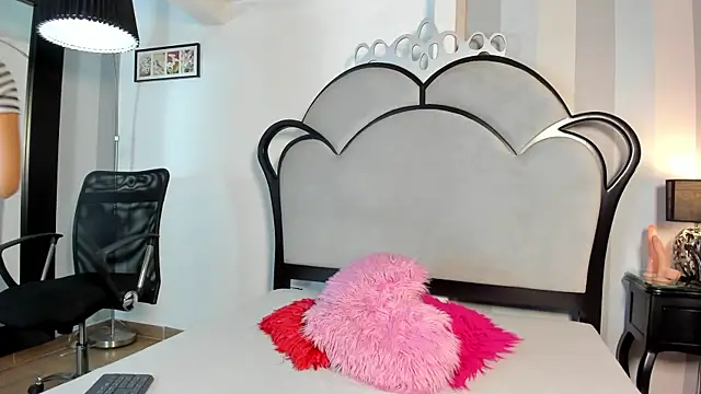 MiaAmore  online show from June 18, 6:01 pm
