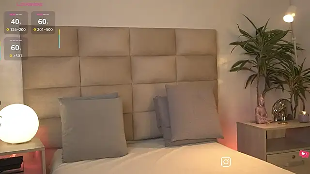 Snapshot of SophieCollins_1 chatting on June 4, 12:00 pm SophieCollins 1 online show from June 4, 12:00 pm