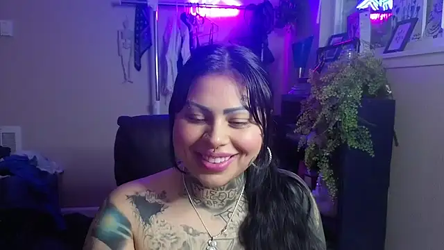 Snapshot of chicanachic13 chatting on May 13, 3:26 am chicanachic13 online show from May 13, 3:26 am