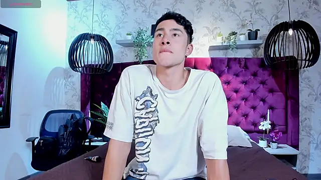 AustinJones  online show from December 22, 7:33 pm