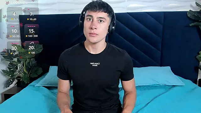 AustinJones  online show from February 6, 7:50 pm