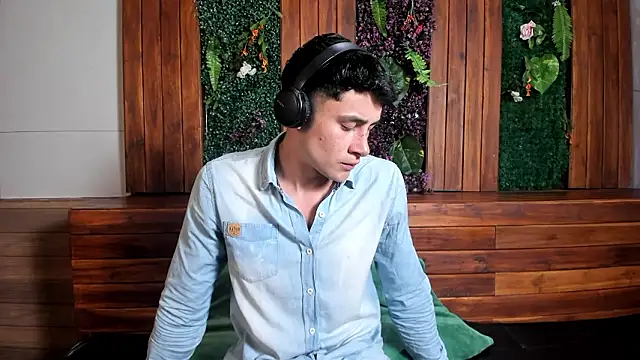 AustinJones  online show from February 7, 6:33 pm