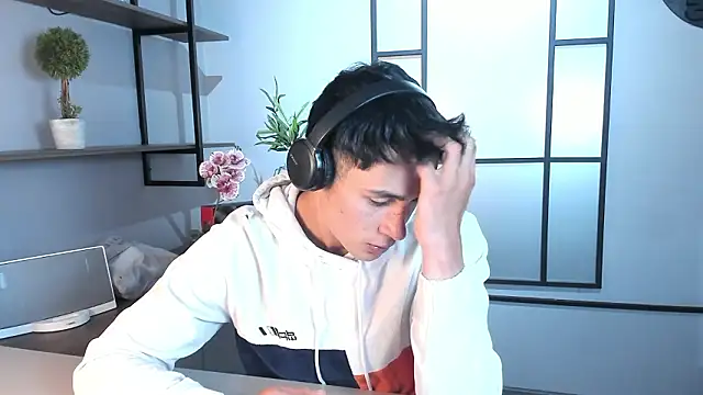 AustinJones  online show from February 13, 7:21 pm