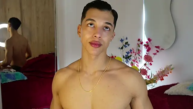 Snapshot of Troye_Williams chatting on May 5, 2:36 pm Troye Williams online show from May 5, 2:36 pm