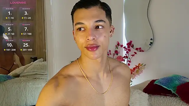 Snapshot of Troye_Williams chatting on June 13, 3:32 pm Troye Williams online show from June 13, 3:32 pm