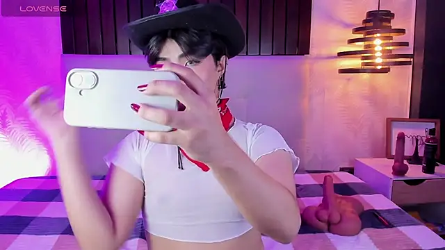 Snapshot of Creamy_Angelo chatting on October 22, 8:08 pm Creamy Angelo online show from October 22, 8:08 pm