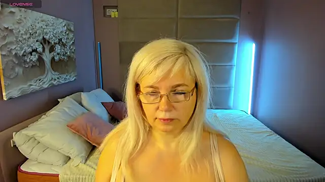 Hella Fabel online show from May 24, 1:10 am