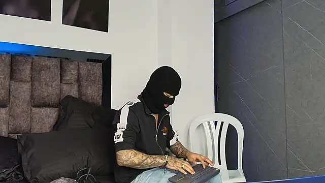 Snapshot of cash_masters777 chatting on October 16, 10:05 am cash masters777 online show from October 16, 10:05 am