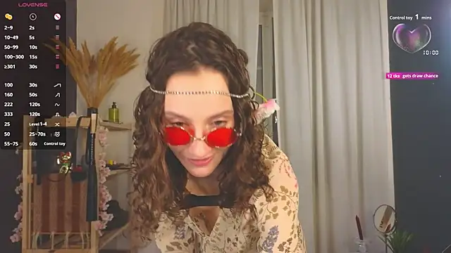 Snapshot of laracroftmansion chatting on December 1, 6:35 pm laracroftmansion online show from December 1, 6:35 pm