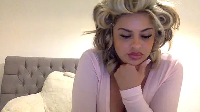 Snapshot of Miss_Mami chatting on October 26, 12:05 am Miss Mami online show from October 26, 12:05 am