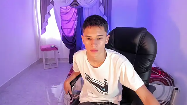 Snapshot of Aron_Boyy chatting on September 15, 8:42 pm Aron Boyy online show from September 15, 8:42 pm