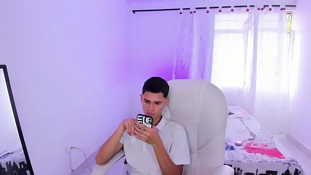 Snapshot of Aron_Boyy chatting on September 17, 7:37 pm Aron Boyy online show from September 17, 7:37 pm