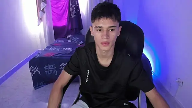 Snapshot of Aron_Boyy chatting on October 25, 8:14 pm Aron Boyy online show from October 25, 8:14 pm