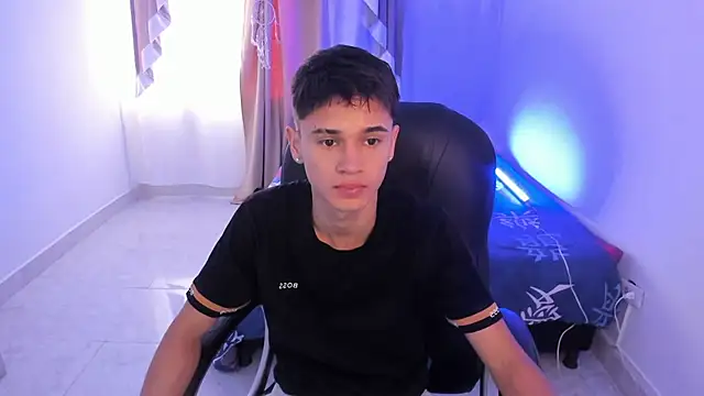 Snapshot of Aron_Boyy chatting on November 10, 8:19 pm Aron Boyy online show from November 10, 8:19 pm