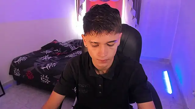 Snapshot of Aron_Boyy chatting on December 2, 7:31 pm Aron Boyy online show from December 2, 7:31 pm