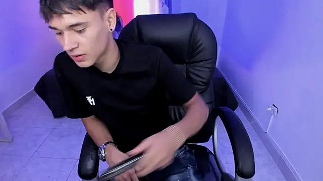 Aron Boyy online show from March 5, 7:43 pm