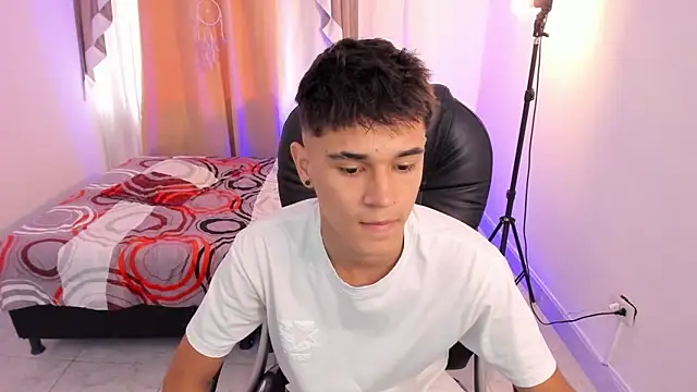 Snapshot of Aron_Boyy chatting on May 20, 9:32 pm Aron Boyy online show from May 20, 9:32 pm