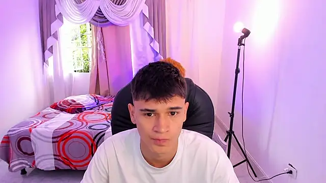 Snapshot of Aron_Boyy chatting on May 29, 9:46 pm Aron Boyy online show from May 29, 9:46 pm